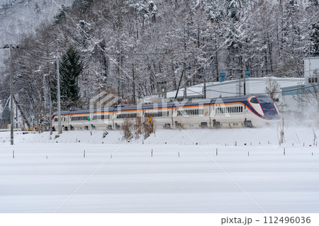 東北 新幹線 鉄道 電車 雪景色 雪国 旅  112496036