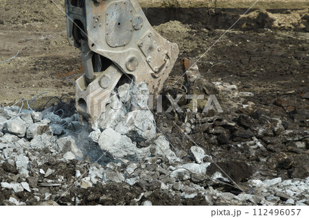 解体工事現場　粉砕機　圧砕機 112496057