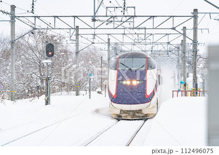 東北 新幹線 雪国 電車 雪景色 吹雪 雪 東北 新幹線 雪国 電車 雪景色 吹雪 雪 112496075