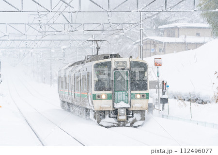 鉄道 在来線 ローカル線 吹雪 粉雪 雪国 鉄道 在来線 ローカル線 吹雪 粉雪 雪国 112496077