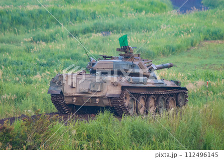 訓練展示を行う陸上自衛隊の74式戦車 112496145