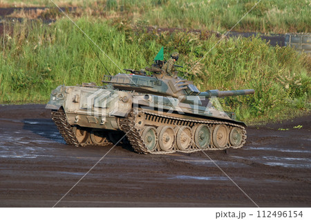 訓練展示を行う陸上自衛隊の74式戦車 112496154