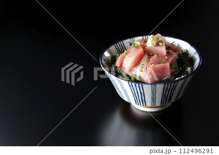 鮪のぶつ切り丼を黒背景で撮影 鮪のぶつ切り丼を黒背景で撮影 112496291
