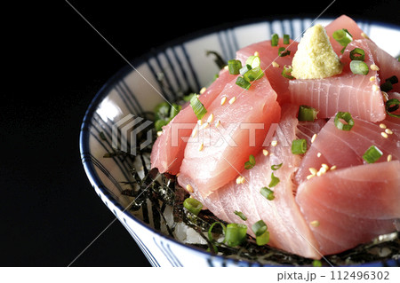 鮪のぶつ切り丼を黒背景で撮影 鮪のぶつ切り丼を黒背景で撮影 112496302