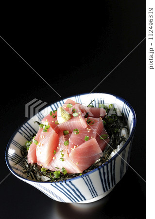 鮪のぶつ切り丼を黒背景で撮影 鮪のぶつ切り丼を黒背景で撮影 112496319