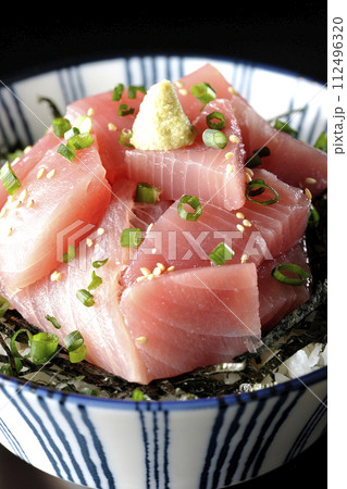 鮪のぶつ切り丼を黒背景で撮影 鮪のぶつ切り丼を黒背景で撮影 112496320
