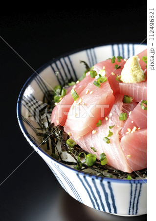 鮪のぶつ切り丼を黒背景で撮影 鮪のぶつ切り丼を黒背景で撮影 112496321