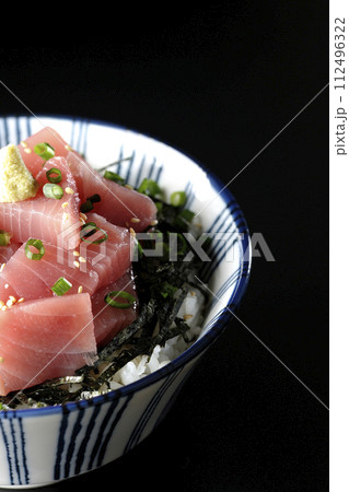 鮪のぶつ切り丼を黒背景で撮影 112496322