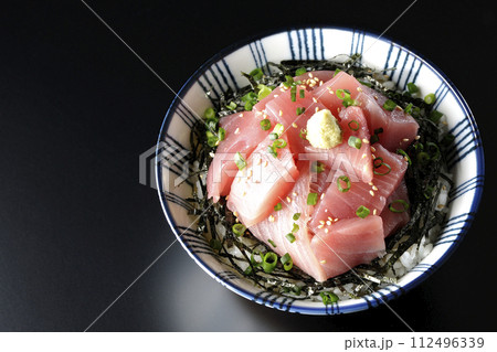 鮪のぶつ切り丼を黒背景で俯瞰撮影 112496339
