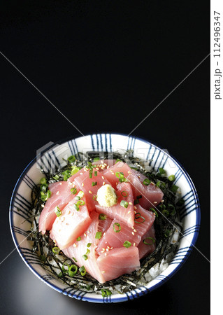 鮪のぶつ切り丼を黒背景で俯瞰撮影 112496347