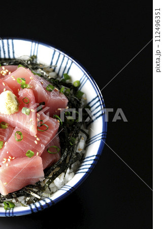 鮪のぶつ切り丼を黒背景で俯瞰撮影 鮪のぶつ切り丼を黒背景で俯瞰撮影 112496351