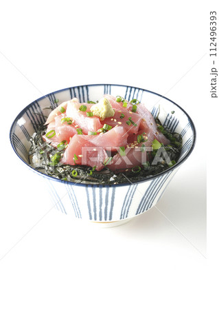 鮪のぶつ切り丼を白背景で撮影 鮪のぶつ切り丼を白背景で撮影 112496393