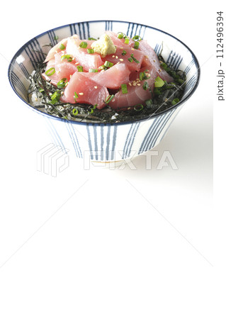 鮪のぶつ切り丼を白背景で撮影 112496394