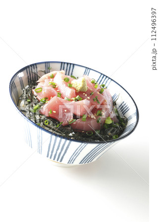 鮪のぶつ切り丼を白背景で撮影 鮪のぶつ切り丼を白背景で撮影 112496397