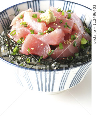 鮪のぶつ切り丼を白背景で撮影 112496403