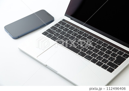ノートパソコンとスマホ 112496406