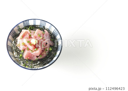 鮪のぶつ切り丼を白背景で俯瞰撮影 鮪のぶつ切り丼を白背景で俯瞰撮影 112496423