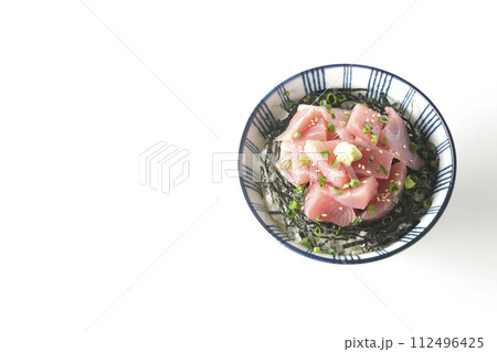 鮪のぶつ切り丼を白背景で俯瞰撮影 112496425