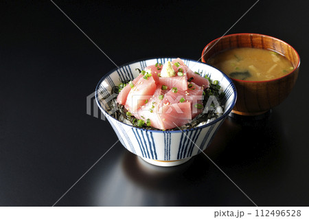 山盛り鮪のぶつ切り丼と味噌汁 112496528
