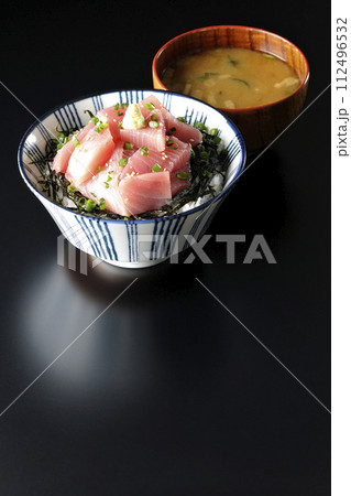 山盛り鮪のぶつ切り丼と味噌汁 山盛り鮪のぶつ切り丼と味噌汁 112496532