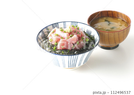 山盛り鮪のぶつ切り丼と味噌汁 山盛り鮪のぶつ切り丼と味噌汁 112496537