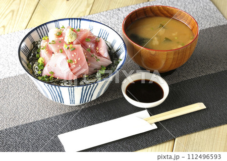 山盛り鮪のぶつ切り丼と味噌汁 112496593