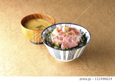 山盛り鮪のぶつ切り丼と味噌汁 山盛り鮪のぶつ切り丼と味噌汁 112496624