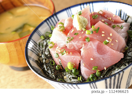 山盛り鮪のぶつ切り丼と味噌汁 山盛り鮪のぶつ切り丼と味噌汁 112496625