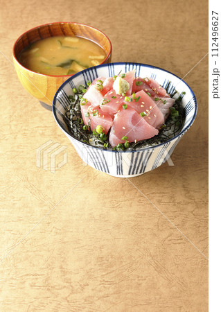 山盛り鮪のぶつ切り丼と味噌汁 山盛り鮪のぶつ切り丼と味噌汁 112496627