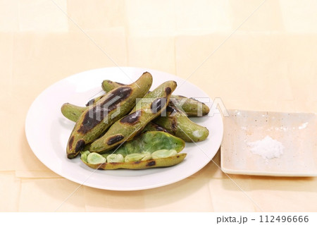 焼きソラマメ 鞘の中の豆 塩をつけて食べる 焼きソラマメ 鞘の中の豆 塩をつけて食べる 112496666