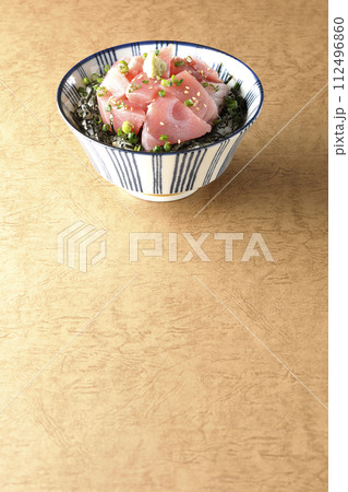 山盛りの鮪のぶつ切り丼、海鮮丼 112496860