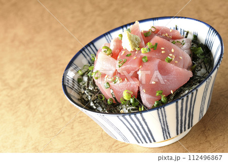山盛りの鮪のぶつ切り丼、海鮮丼 山盛りの鮪のぶつ切り丼、海鮮丼 112496867