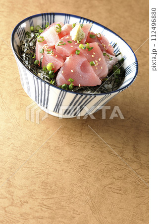 山盛りの鮪のぶつ切り丼、海鮮丼 112496880