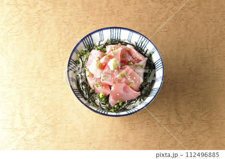 山盛りの鮪のぶつ切り丼、海鮮丼 山盛りの鮪のぶつ切り丼、海鮮丼 112496885