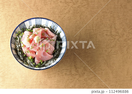 山盛りの鮪のぶつ切り丼、海鮮丼 山盛りの鮪のぶつ切り丼、海鮮丼 112496886