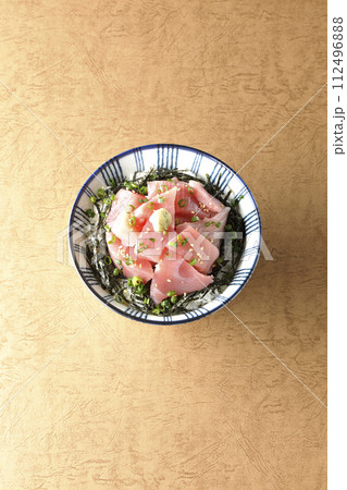 山盛りの鮪のぶつ切り丼、海鮮丼 山盛りの鮪のぶつ切り丼、海鮮丼 112496888