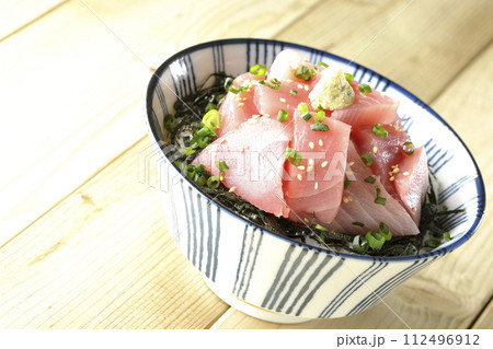 山盛りの鮪のぶつ切り丼、海鮮丼 112496912