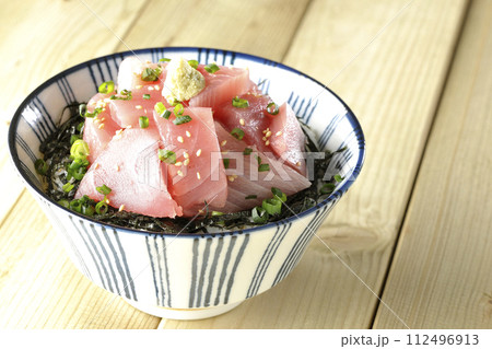山盛りの鮪のぶつ切り丼、海鮮丼 112496913