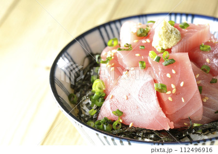 山盛りの鮪のぶつ切り丼、海鮮丼 山盛りの鮪のぶつ切り丼、海鮮丼 112496916