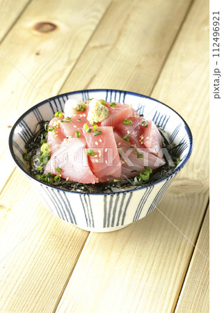 山盛りの鮪のぶつ切り丼、海鮮丼 112496921