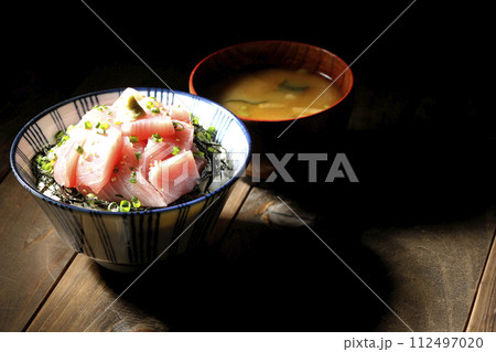山盛り鮪のぶつ切り丼と味噌汁 112497020