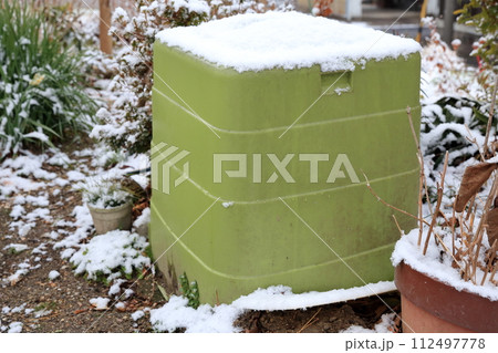 雪が積もった庭のコンポスト 112497778