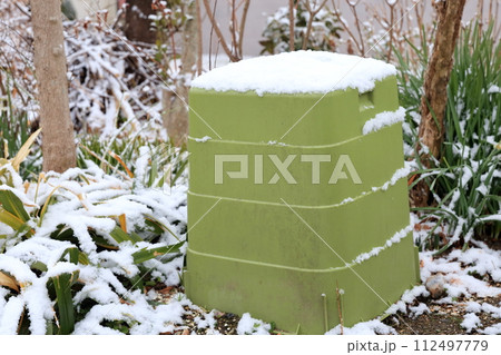 雪が積もった庭のコンポスト 雪が積もった庭のコンポスト 112497779