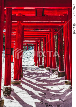 冬の萬蔵稲荷神社　朱塗りの鳥居 112497874