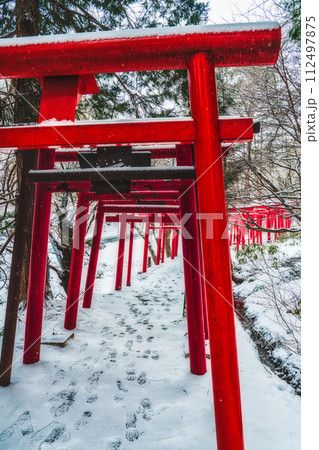 冬の萬蔵稲荷神社 朱塗りの鳥居 冬の萬蔵稲荷神社 朱塗りの鳥居 112497875
