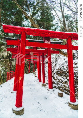 冬の萬蔵稲荷神社　朱塗りの鳥居 112497876