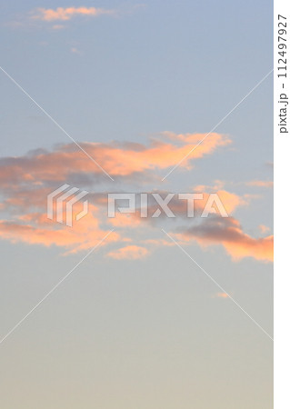 夕暮れ時 薄っすらとピンクに染まった雲 夕暮れ時 薄っすらとピンクに染まった雲 112497927