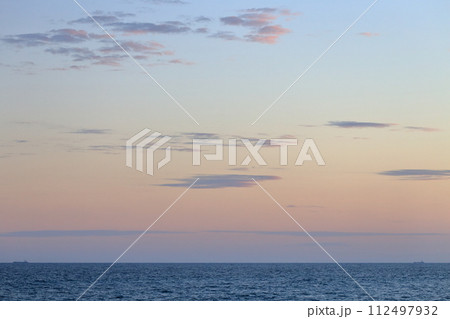 ピンクに染まった空と海岸 112497932