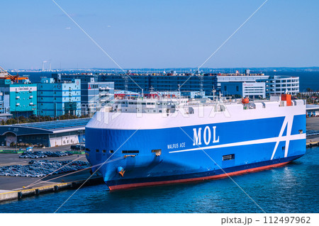 日本の横浜都市景観 2機の飛行機や自動車運搬船「ウォルラス・エース（WALRUS ACE）」など 112497962