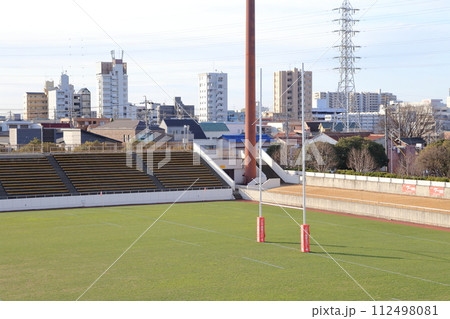 ラグビー競技場のグランド（パロマ瑞穂ラグビー場　愛知県 名古屋市） 112498081